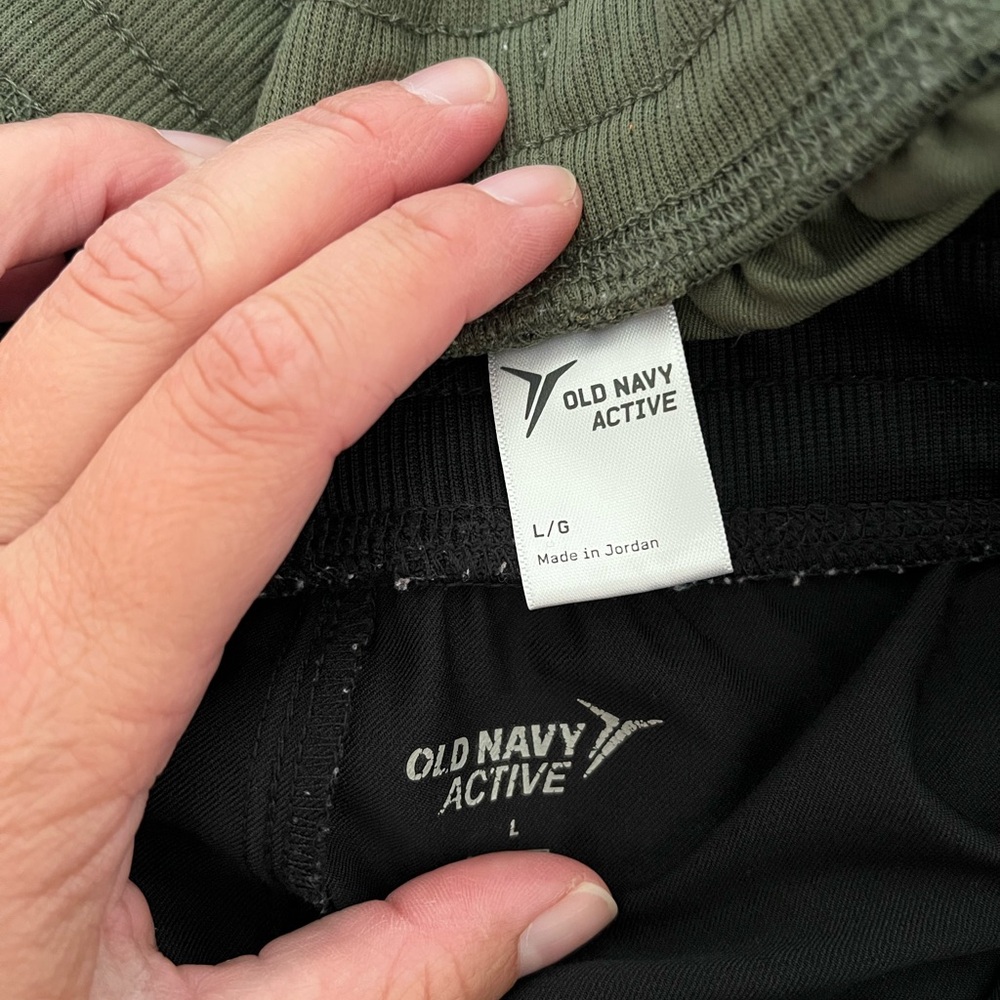 Old Navy Green and Black Athletic Shorts Lightweight Stretchy Fit - Picture 4 of 4